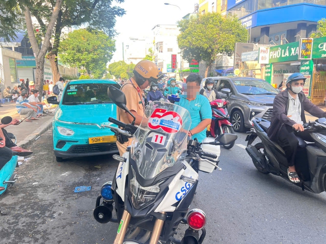 CSGT phạt hàng loạt xe ô tô dừng đỗ sai quy định ở trung tâm TP.HCM - Ảnh 1.