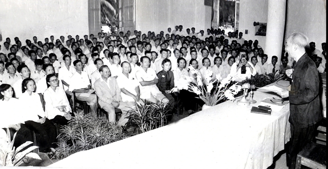 Hồ Chí Minh trong mắt các nhà báo- Ảnh 3. Hồ Chí Minh trong mắt các nhà báo- Ảnh 3.