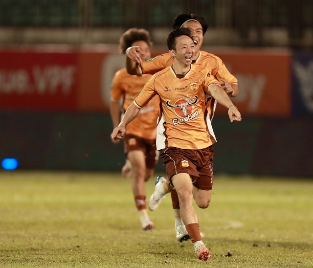 HAGL nắm trong tay vận mệnh của suất xuống hạng, V-League nghẹt thở đến giây cuối cùng!
- Ảnh 2. HAGL nắm trong tay vận mệnh của suất xuống hạng, V-League nghẹt thở đến giây cuối cùng!
- Ảnh 2.