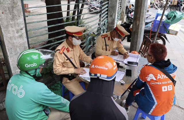 Báo động tài xế xe công nghệ, shipper vi phạm nồng độ cồn, ma túy- Ảnh 1. Báo động tài xế xe công nghệ, shipper vi phạm nồng độ cồn, ma túy- Ảnh 1.