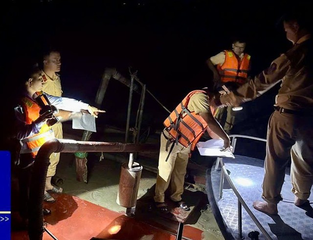 Bắt quả tang 3 sà lan khai thác cát trái phép trên sông Lam- Ảnh 1. Bắt quả tang 3 sà lan khai thác cát trái phép trên sông Lam- Ảnh 1.