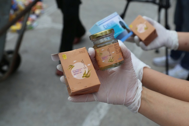 Hạ Long: Hàng nghìn hộp thực phẩm chức năng hết hạn bị đổ bỏ tại bãi rác - Ảnh 6.