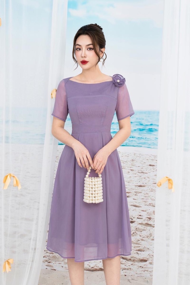 Đầm cổ thuyền, nét đẹp thanh lịch cho cô nàng hiện đại- Ảnh 2. Đầm cổ thuyền, nét đẹp thanh lịch cho cô nàng hiện đại- Ảnh 2.