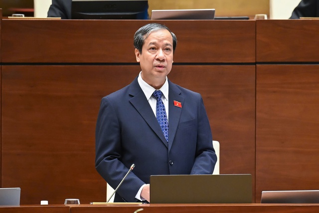 Bộ trưởng GD-ĐT hỏi 'số liệu ở đâu', đại biểu nói 'tôi nghĩ bộ trưởng phải biết' - Ảnh 2.