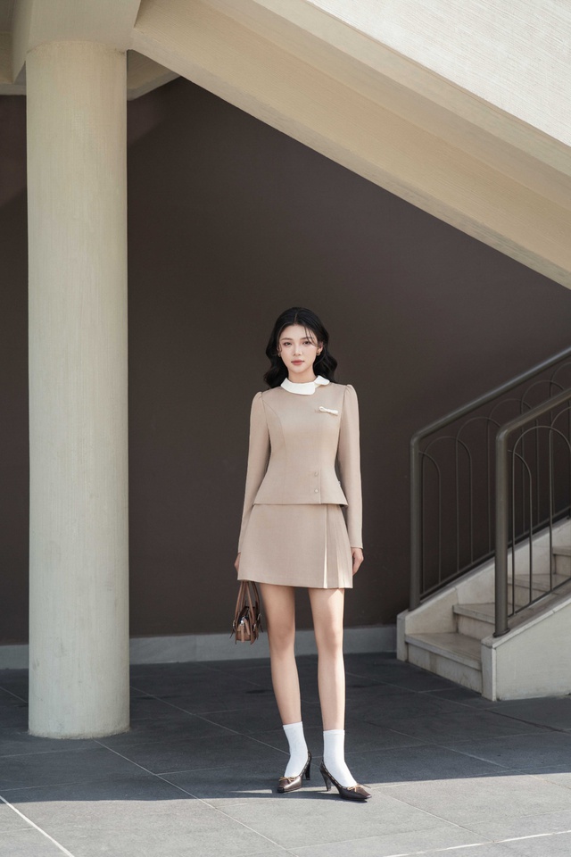Thanh lịch và nữ tính với áo cổ sen- Ảnh 3.