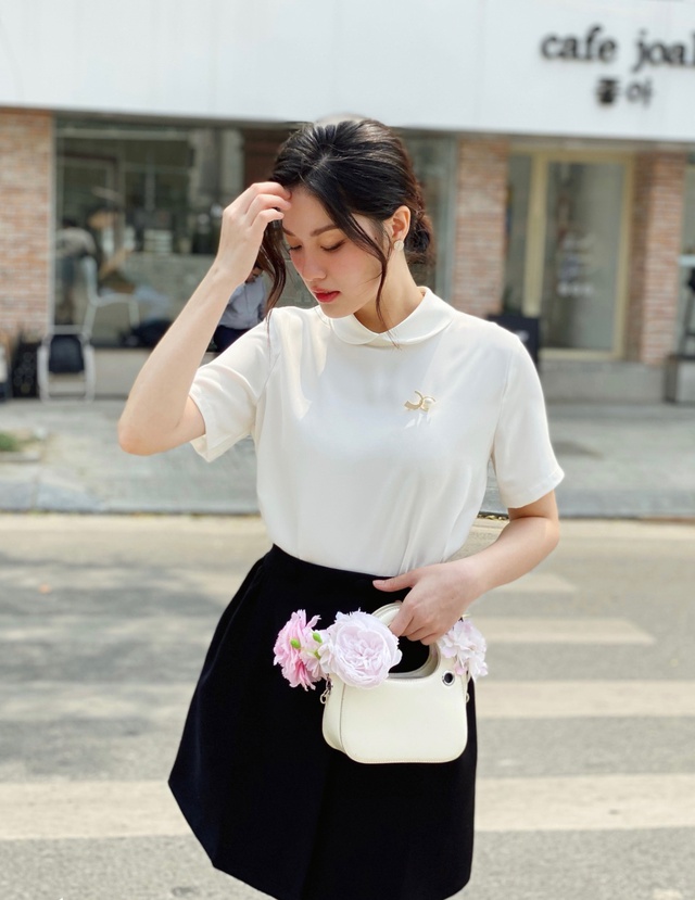 Thanh lịch và nữ tính với áo cổ sen- Ảnh 2.