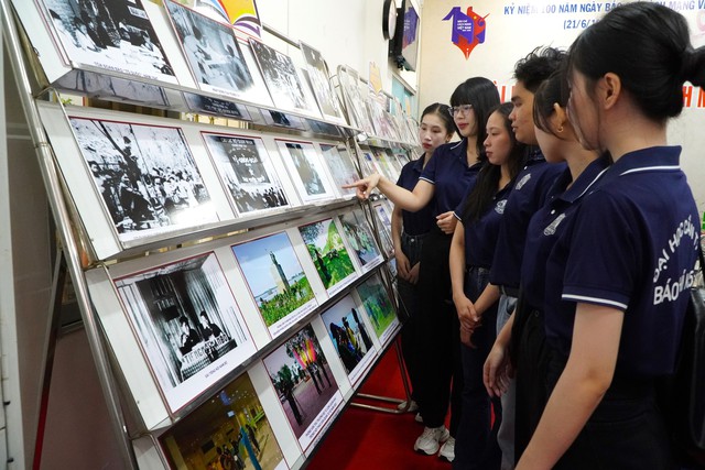 Nhiều tư liệu báo chí đặc sắc đang được trưng bày tại Cần Thơ- Ảnh 4. Nhiều tư liệu báo chí đặc sắc đang được trưng bày tại Cần Thơ- Ảnh 4.