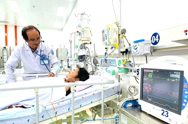Bệnh viện Nhi đồng 1 truyền gần 10 lít máu, cứu sống bé gái sốt xuất huyết- Ảnh 1. Bệnh viện Nhi đồng 1 truyền gần 10 lít máu, cứu sống bé gái sốt xuất huyết- Ảnh 1.