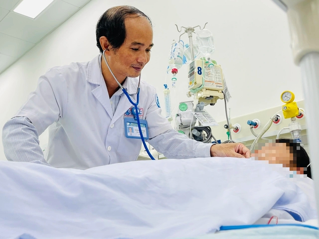 Bệnh viện Nhi đồng 1 truyền gần 10 lít máu, cứu sống bé gái sốt xuất huyết- Ảnh 2. Bệnh viện Nhi đồng 1 truyền gần 10 lít máu, cứu sống bé gái sốt xuất huyết- Ảnh 2.