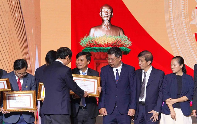 Báo chí phát huy truyền thống 100 năm với "tâm sáng - lòng trong - bút sắc" - Ảnh 4.