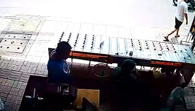 TP.HCM: Mải bấm điện thoại, cửa hàng bị lấy trộm 812 tờ vé số TP.HCM: Mải bấm điện thoại, cửa hàng bị lấy trộm 812 tờ vé số