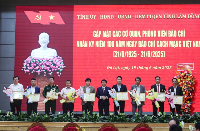 Văn phòng và PV Báo Thanh Niên khu vực Nam Trung bộ được khen thưởng Văn phòng và PV Báo Thanh Niên khu vực Nam Trung bộ được khen thưởng