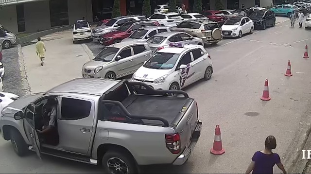 Vụ xe bán tải cán trúng người trong bệnh viện: Làm sao để lùi xe an toàn? - Ảnh 1.