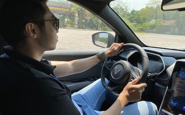 Vụ xe bán tải cán trúng người trong bệnh viện: Làm sao để lùi xe an toàn? - Ảnh 2.