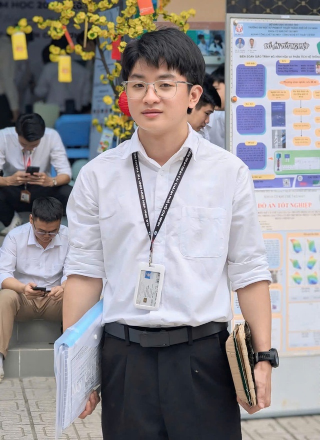 Nam sinh tốt nghiệp xuất sắc chia sẻ động lực từ mẹ và cuốn sổ hộ nghèo - Ảnh 2.