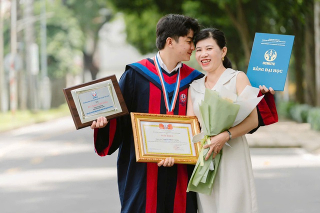 Nam sinh tốt nghiệp xuất sắc phát biểu xúc động: ‘Hành trang là cuốn sổ hộ nghèo’