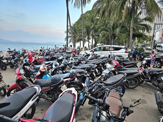 Bãi giữ xe Nha Trang quá tải, người dân chen chúc chờ tắm biển- Ảnh 2. Bãi giữ xe Nha Trang quá tải, người dân chen chúc chờ tắm biển- Ảnh 2.