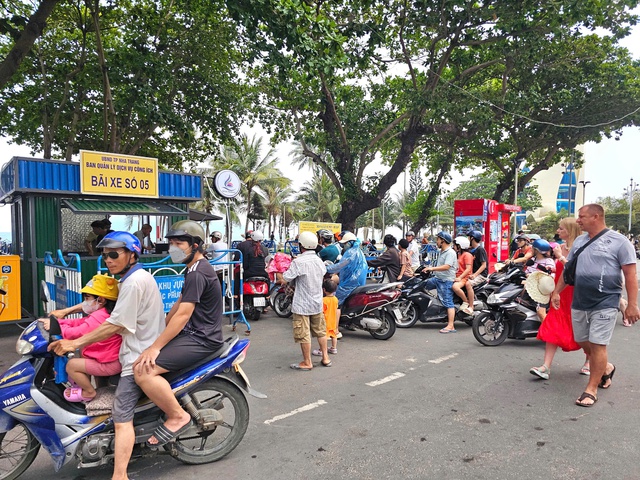Bãi giữ xe Nha Trang quá tải, người dân chen chúc chờ tắm biển Bãi giữ xe Nha Trang quá tải, người dân chen chúc chờ tắm biển