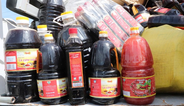 Công an vào cuộc điều tra vụ gần 1.000 chai nước mắm vứt đống ở bụi rậm- Ảnh 2. Công an vào cuộc điều tra vụ gần 1.000 chai nước mắm vứt đống ở bụi rậm- Ảnh 2.