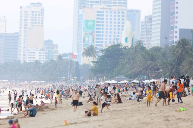 Bãi giữ xe Nha Trang quá tải, người dân chen chúc chờ tắm biển- Ảnh 3. Bãi giữ xe Nha Trang quá tải, người dân chen chúc chờ tắm biển- Ảnh 3.