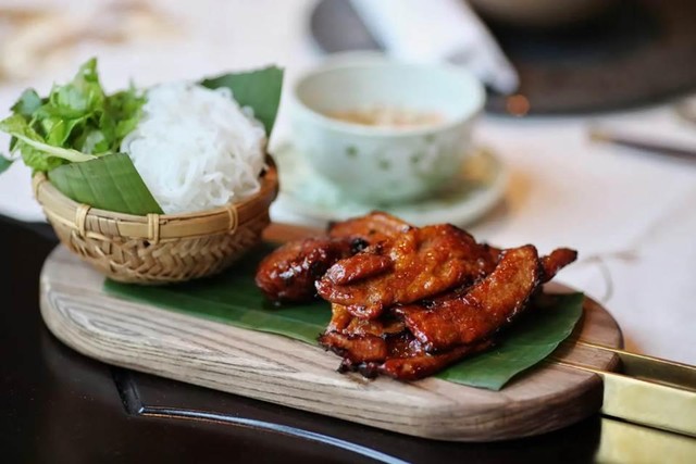 Thưởng thức đặc sản địa phương tại các khách sạn và khu nghỉ dưỡng - Ảnh 1.