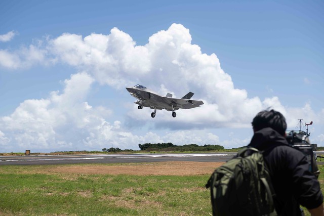 U.S. Navy Stealth F-35Cs Conduct Historic First Landing Practices at Iwo To, Japan - Ảnh 1.