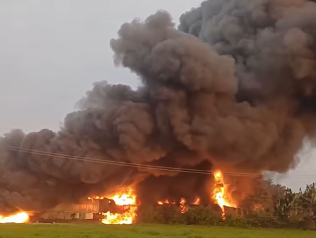 Cháy lớn xưởng nhựa, nhiều ô tô kịp thời di dời khỏi đám cháy Cháy lớn xưởng nhựa, nhiều ô tô kịp thời di dời khỏi đám cháy