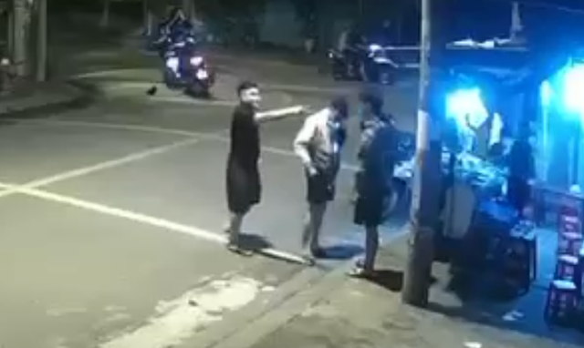 Bức xúc clip người đàn ông đánh bầm dập 2 nam thanh niên trong đêm - Ảnh 1.