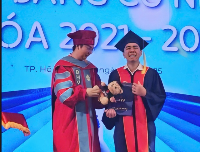 Nam sinh bật khóc nức nở khi nhận bằng tốt nghiệp - Ảnh 1.