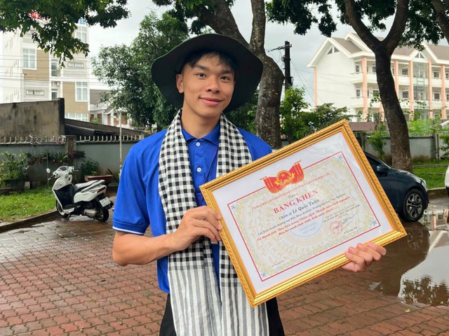Chàng sinh viên mang nhiều bằng khen về cho mẹ- Ảnh 1.