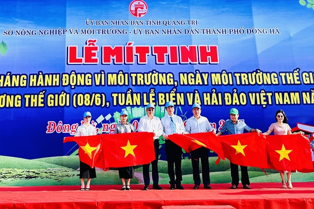 Chống ô nhiễm nhựa, Quảng Trị quyết giữ màu xanh cho biển Việt Nam - Ảnh 2.