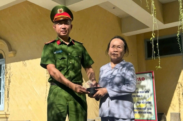 Nhặt được ví tiền khi đi chiêm bái xá lợi Phật, du khách tìm người trả lại - Ảnh 2.