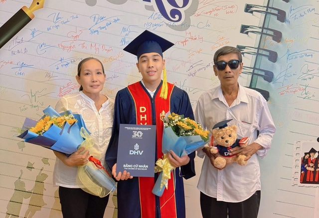 Nam sinh bật khóc nức nở khi nhận bằng tốt nghiệp - Ảnh 2.