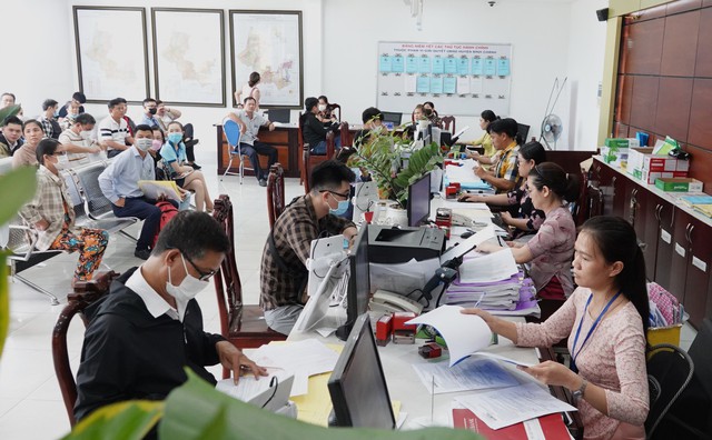 TP.HCM chuyển ngạch cán bộ 273 phường xã thành công chức - Ảnh 1.