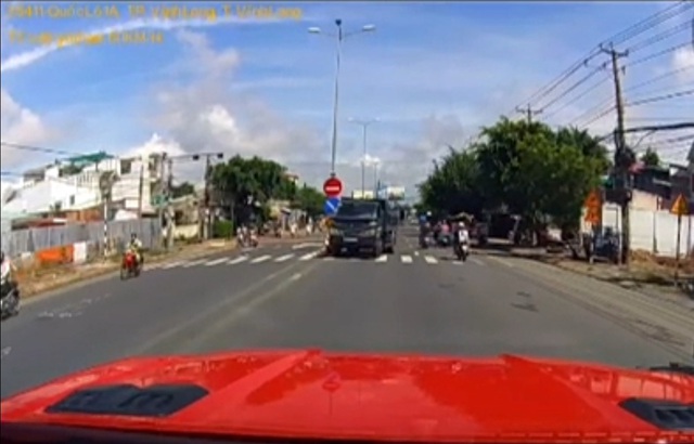 CSGT Vĩnh Long xử phạt tài xế xe tải chạy ngược chiều trên QL1 - Ảnh 2.