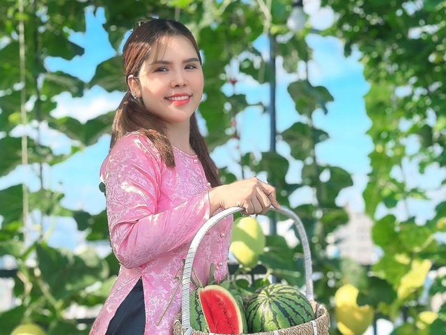 Trồng dưa lưới trên sân thượng ở TP.HCM, nhà ăn không hết gửi về quê - Ảnh 12.