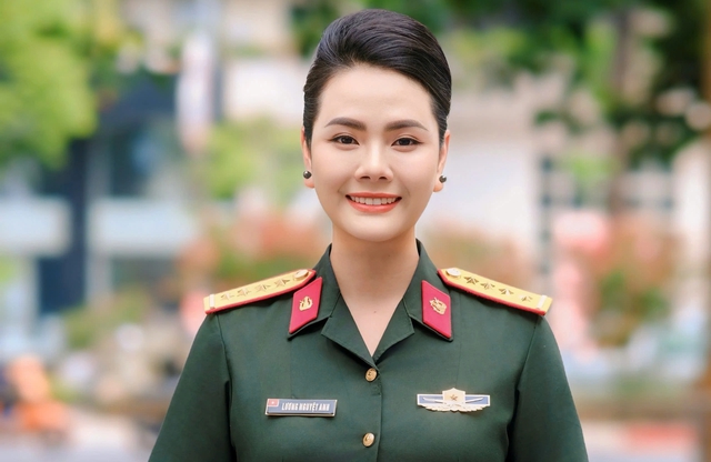 Đại úy, ca sĩ Lương Nguyệt Anh nhận bằng khen của Bộ Quốc phòng  - Ảnh 1.