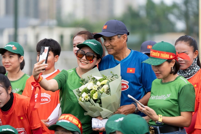 Cùng Herbalife Việt Nam tiếp sức cho các Đội tuyển Bóng đá Quốc gia Việt Nam - Ảnh 1.