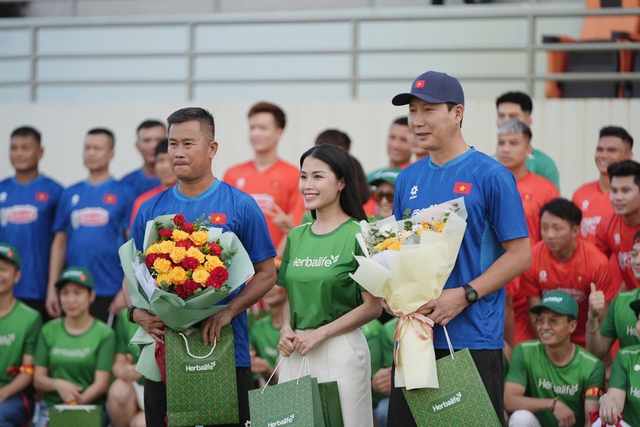 Cùng Herbalife Việt Nam tiếp sức cho các Đội tuyển Bóng đá Quốc gia Việt Nam - Ảnh 2.
