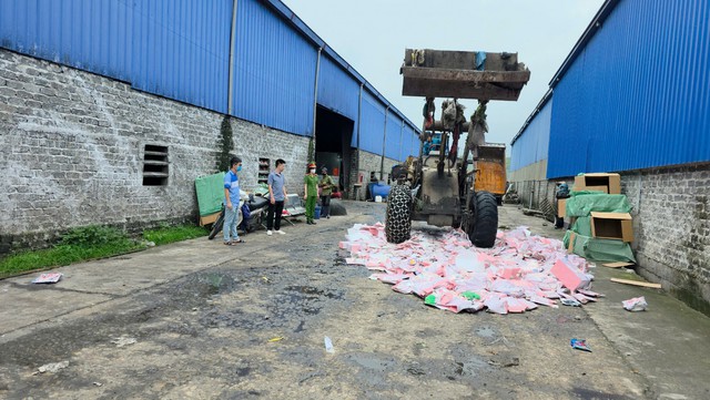 Tiêu hủy gần 2.000 gấu bông "Baby Three" chứa chất cấm vượt ngưỡng  - Ảnh 1.