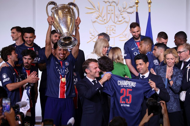 Ăn mừng vô địch Champions League thành bạo động, CĐV PSG chửi mắng Mbappe, Messi và Neymar - Ảnh 2.