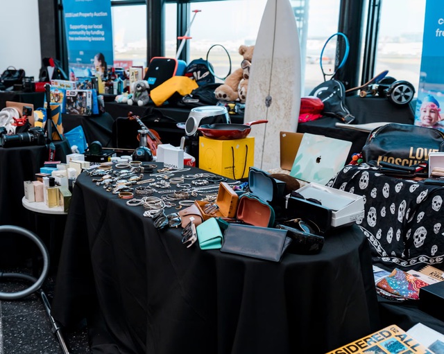 Cơ hội săn h&agrave;ng gi&aacute; rẻ khi s&acirc;n bay đấu gi&aacute; đồ thất lạc - Ảnh 1.