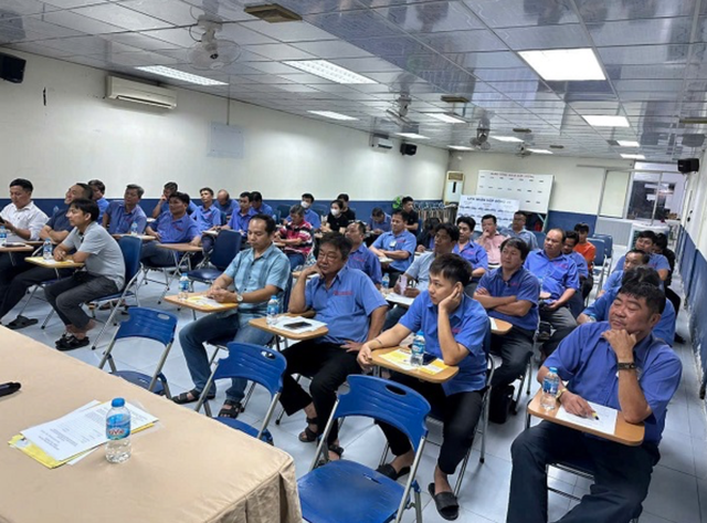 CSGT TP.HCM phạt tài xế xe buýt dừng xa lề, đi sai vạch kẻ đường - Ảnh 2.