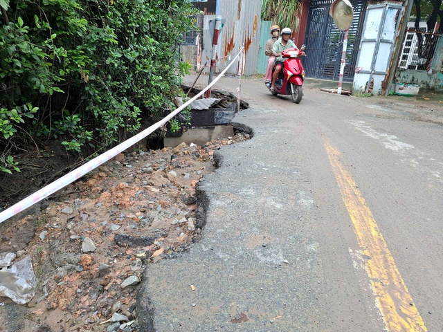 Đào xới đường, bỏ dở dang lâu ngày- Ảnh 1. Đào xới đường, bỏ dở dang lâu ngày- Ảnh 1.
