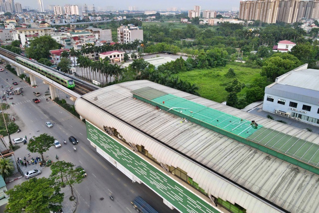 Đang vá mái nhà ga tàu Cát Linh - Hà Đông bị thủng - Ảnh 1.