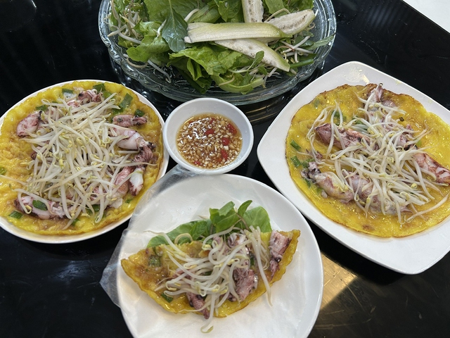 Bánh xèo mực, cắn một miếng nghe vị biển thơm nồng - Ảnh 1.