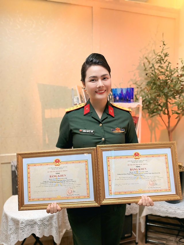 Đại úy, ca sĩ Lương Nguyệt Anh nhận bằng khen của Bộ Quốc phòng  - Ảnh 2.
