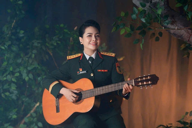 Đại úy, ca sĩ Lương Nguyệt Anh nhận bằng khen của Bộ Quốc phòng  - Ảnh 3.