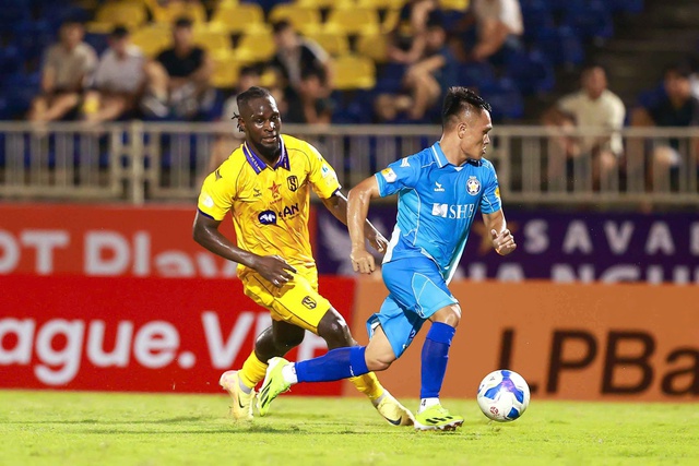 V-League vòng ‘hồi hộp’: Sóng gió miền Trung, khó lường cuộc chiến tay ba