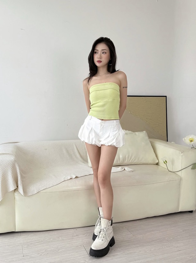 Phối đồ 'chuẩn chỉnh' cho nàng tự tin khoe dáng với áo ống- Ảnh 5. Phối đồ 'chuẩn chỉnh' cho nàng tự tin khoe dáng với áo ống- Ảnh 5.
